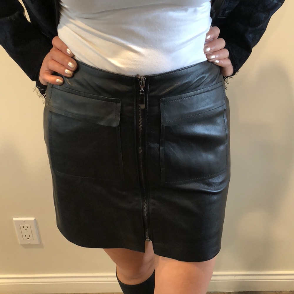 Leather mini skirt with two pockets.